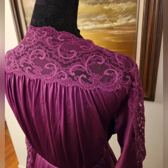 Vintage 1960s Maidenform Lace Accented Robe